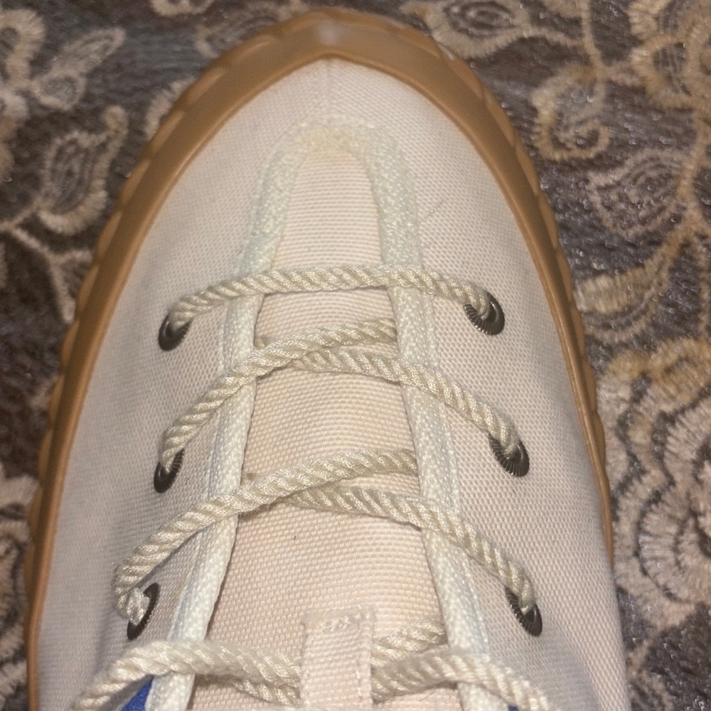 Gucci White Sneakers with Red and Blue Accents. Accepting all offers! - Picture 10 of 11